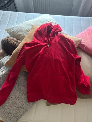 Juicy couture set  - Säljer mitt juicy set som är bra skick. Byxorna är i storlek s och tröjan är i storlek xs. Står ej för frakten, tvättar innan skickar. Och skickar samma dag som köpt eller dagen efter!