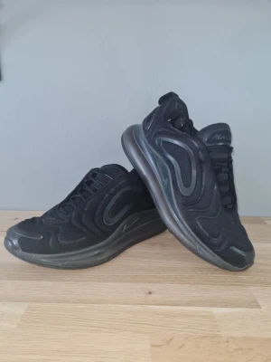 Svarta Nike Air Max 720 sneakers - Säljer ett par svarta Nike Air Max 720 extremt välanvända.