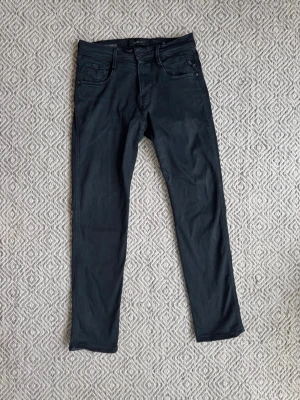 Replay Anbass jeans - Replay jeans - Modell: Anbass - Storlek: W30/L32 - skick: 9/10 - Nypris runt 2000kr Bara att höra av sig vid minsta fundering!🤩