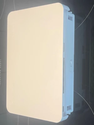Vit router med flera portar #I - Säljer en vit router i plast med rundade hörn och flera nätverksportar samt USB-port på sidan. Enkel och stilren design som passar in i de flesta hem. Perfekt för dig som vill ha stabilt internet och snygg elektronik.