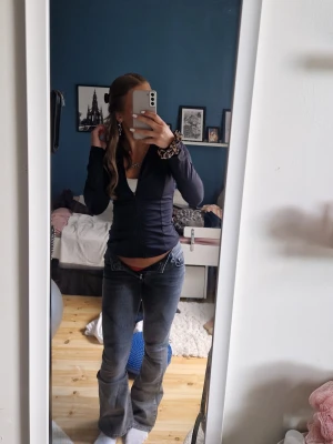 Grå bootcut jeans med låg midja - Säljer ett par gråa bootcut jeans med låg midja. Mycket bra skick, knappt använda, säljer för att dem är för små💕