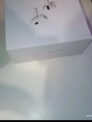 Apple AirPods Pro 2 USB-C - Säljer ett par Apple AirPods Pro (2nd generation) med MagSafe-laddningsetui och USB-C. Hörlurarna är vita och har en stilren, kompakt design. Perfekta för trådlös musik och samtal med brusreducering och smidig laddning via USB-C.
