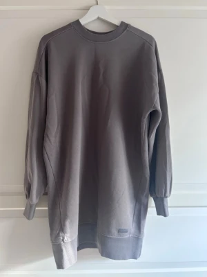 Lång sweatshirt  - Lång, varm och mysig sweatshirt. Perfekt inför hösten.