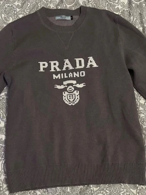 Prada tröja - Prada tröja/sweater i mycket bra skick, har använt den 1 gång men lite förstor för mig, därav att jag säljer den. Pris kan diskuteras vid snabb affär 