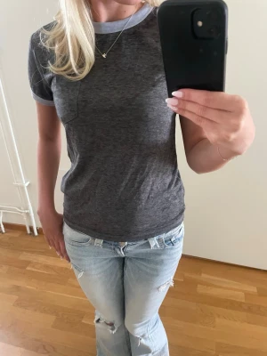 Grå t-shirt  - Grå t-shirt med en liten bröstficka. Storlek S men passar även xs. Hör av er vid frågor eller prisförslag!