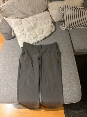 Mörkgrå kostymbyxor från Callaway - Golf byxor från Callaway. Storlek 30W x 32L