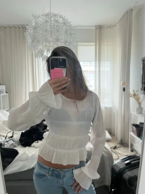 Vit blus  - Säljer en superfin vit blus med volanger från hm. snygg till vardags eller fest🥰 storlek:xs i mycket bra skick