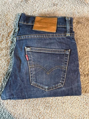 Levi’s Jeans - Mörkblåa Levi’s Jeans||Skick 9/10||Storlek W29/L32||Modell straight||Skriv vid minsta intresse||