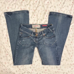lowrise flare 2000s jeans  - vackra utsvänga lågmidjade jeans, perfekta fräscht vintage skick 💌 leverans samma dag som köpet  lite stretchiga, väldigt bekväma fin kvalité denim  midja 38  innerben 81,5 