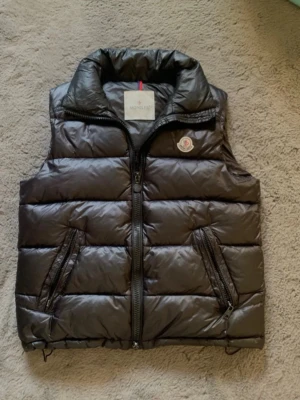Moncler väst  - Skick 9/10. Knappt andvänd. Storlek 1,S. Så den är i storlek S. Pris 1299kr snabb affär 999kr. Om du har frågor är det bara att ställa dem!