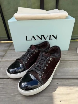Lanvin - Lanvin dbb1 patent cap toe i vinröd | storlek 7 eu 41 men passar 42-43 | väldigt bra skick | litet slitage i ena häl och väldigt små repor på lacken | pris går att diskutera vid snabb och enkel affär | bara skor ingår i köp | sulkräm har använts 