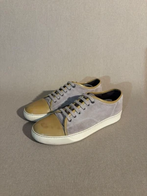 Lanvin toe cap - Storlek: 42 EU = 8 UK | Färg: Beige | Skick: Bra skick | Defekter: Det är ett märke på toe capen. Tecken på användning på mockan | Material: Mocka | Tillbehör: Inget | Pris: 999kr | Dm för frågor.