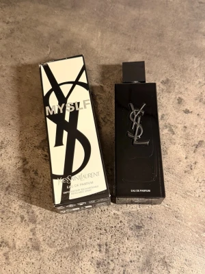 Yves Saint Laurent MYSLF Eau de Parfum 100ml - Säljer en elegant parfym från Yves Saint Laurent, MYSLF Eau de Parfum.  Perfekt för dig som gillar exklusiva dofter. Parfymen är 100 ml. Helt oanvänd. 