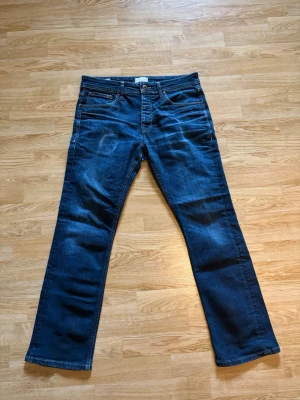 Jack&Jones jeans  - Tjena, säljer dessa unika jeansen med sjuka fades. Inga defekter förutom högra bakfickan . Hör av er vid frågor eller funderingar!
