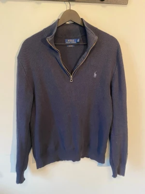 Polo Ralph Lauren Tröja - Tja! Säljer en fet mörkblå Quarter zip ifrån Polo Ralph Lauren i Storlek S och i 100% Pima Bomull. Tröjan är i väldigt fint skick förutom ett litet hål i vänstra armen som syns på sista bilden. Tröjan passar både S och M och är en stilren produkt perfekt till skolstarten. Hör av er vid ev frågor!🤩