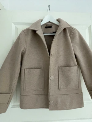 Kappa - Säljer en beige/brun kappa med fickor där fram, perfekt till hösten🤎