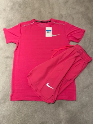 Rosa träningsset från Nike (Nike Miller Set) - Säljer ett stilrent Nike Miller set helt oanvänt 10/10 skick! Storlek M