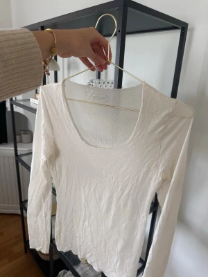 Vit långärmad topp från Intimissimi - Säljer en enkel och stilren vit långärmad topp från Intimissimi. Supermjukt material🤍