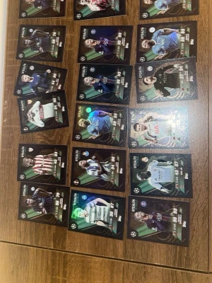 Samling fotbollskort Champions League - Säljer en samling fotbollskort med spelare från olika lag i Champions League. Korten har färgstarka bilder på spelarna i matchställ och detaljer som klubbmärke och statistik. Perfekt för dig som gillar att samla på sportkort eller vill byta med vänner.