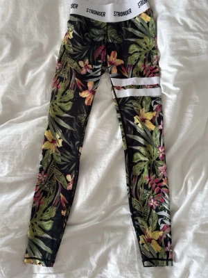 Blommiga tights från Stronger - Snygga träningstights från Stronger i storlek XS med tropiskt blommönster. Köpta på strongers hemsida och har inga defekter!⭐️