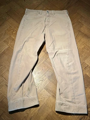 Vintage Levi’s Engineered - Midja 43 cm Längd 97 cm Benöppning 24,5 cm Innerbenslängd 75 cm