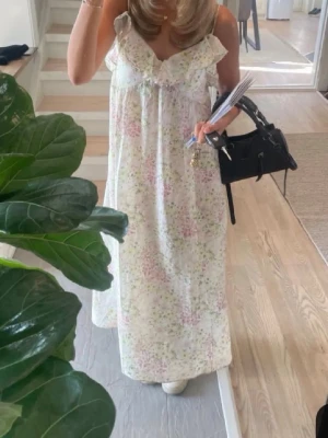 Blommig långklänning  - Jättefin klänning från H&M som inte sälja längre. Storlek S och i mycket bra skick! (Första bilden är lånad)