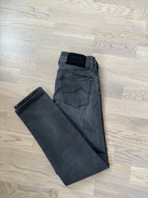 Jättefina Jacob Cohen jeans w26 - Superfina populära och eftertraktade Jacob Cohen jeans säljes. 92 cm total längd och 34 cm breda i midjan. Passar för smala personer/yngre killar men otroliga jeans med väldigt sällsynt badge! Inga hål eller fläckar i utmärkt topp skick och tveka inte vid minsta fråga eller fundering!