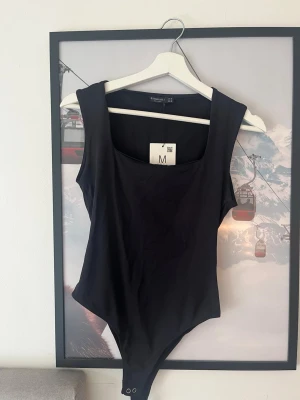 Svart body  - Jättesnygg svart body från stradivarius. Helt oanvänd 