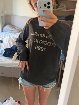  Acne Studios tröja  - Säljer denna så så fina Acne tröja i storlek Xs för dam. Acne tröjorna är i unisex så de är i Xxs för killar och Xs för tjejer. Eftersom de är stora i storleken skulle jag säga att den passar dig som har S också. Den är i nyskick endast använd en gång och nu när jag testade den. 💓💓 Bara att höra av dig om du har någon fråga!