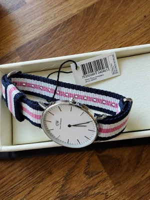 ✨ Daniel Wellington Classic Southampton klocka ✨ - ANVÖND EJ KÖP NU KNAPPEN.     .            Oanvänd Daniel Wellington Classic Southampton 🤍💙🩷  ✨ Oanvänd klocka ✨ Original presentask ✨ Manual & garantikort ✨ Original NATO-armband ✨ Alla tillbehör medföljer ✨ Behöver endast nytt batteri då den legat förvarad  📦 Presentasken har fått några mindre fläckar efter förvaring, se bilder.  💰 500kr Jättefin klocka som aldrig är använd! 💕