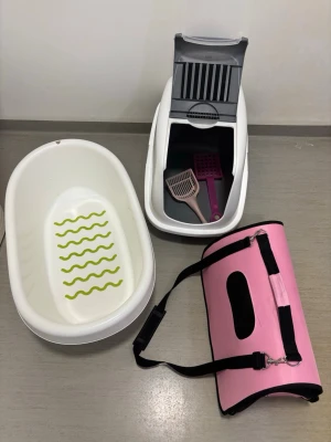 Kattlåda, badbalja och transportväska - Säljer ett set med vit kattlåda med lock och två sandspadar, en vit badbalja med grönt mönster i botten samt en rosa och svart transportväska för katt eller liten hund. Perfekt för dig som har husdjur och behöver både transport och skötselprylar. Kan säljas separat om de bara en av de man vill köpa. De bara att meddela!