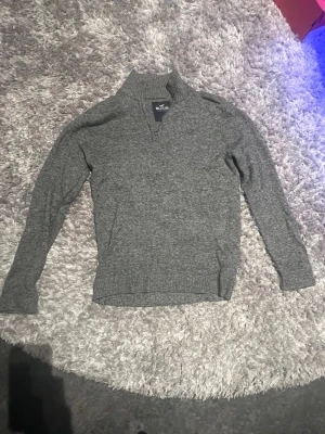 Hollister half zip  - Grå half zip från Hollister, top skick, strl xs