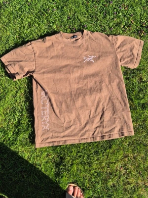 Arcteryx tee - Så bra t shirt att man kan beskriva den som UNREAL rank! Trycken har spruckit en del. Men antagligen fortsätter det inte eftersom den blev så efter första tvätten och har hållt sig som den är i ett tiotal tvättcykler