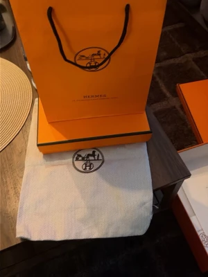 Grått H E R M E Ś bälte  - Säljer ett stilrent H E R M E Ś bälte med alla accessoarer låda kvitto dustbag osv pris går att diskutera med snabb affär allt ingår i köpet 