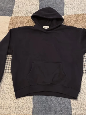  Uniondkingdom blank hoodie  - Säljer oanvänd unionkingdom blank mörk blå hoodie i storlek M. Passar både för killar och tjejer. Pris kan diskuteras☺️