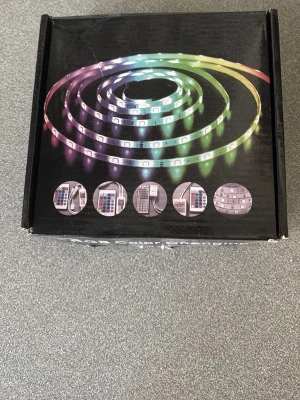 RGB LED-list med fjärrkontroll - Hej 👋 jag säljer en  RGB LED-list som kan ändra färg, perfekt för att skapa cool belysning i rummet. Kommer i en svart kartong och styrs enkelt med fjärrkontroll. Passar till gaming-setup, skrivbord eller TV-bakgrund. Flexibel och enkel att montera.
