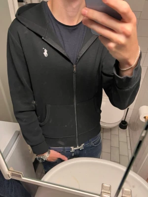 Ralph lauren hoodie  - Snygg Ralph lauren hoodie storlek small i mycket bra skick fungerande qr och priset är ej satt i sten .