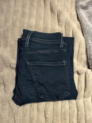 Replay Anbass Hyperflex Jeans  - Tjena, ett par Replay Anbass hyperflex Jeans i 29/32, Jeansen är i bra skick och jag tagits hand om, om frågor och funderingar uppstår är det bara att skriva 👌