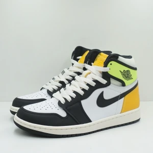 Jordan 1 Retro High White Black Volt University Gold - Höga sneakers från Jordan i färgerna vit, svart, volt och university gold.