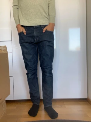 Mörkblå jeans från Tiger Of Sweden - Jeans från Tiger Of Sweden. Strl 31/30. Modell: Pistolero. Inga defekter. Modellen är 178 cm och väger 77 kg. Hör gärna av dig vid frågor!