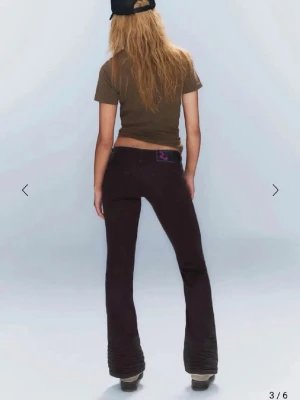 Svarta bootcut jeans Cheap Monday - Säljer ett par svarta bootcut jeans från Cheap Monday. Jeansen har klassisk femficksmodell, normal midja och utsvängda ben. Materialet är stretchigt denim som sitter snyggt och bekvämt. Perfekta för dig som gillar en retroinspirerad look. Dock har märkes lappen klippts bort. Storlek 27