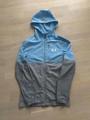 Under armour kofta - Skick: 8/10, skada vid armen då den är sydd 🧵 där. Annars perfekt skick