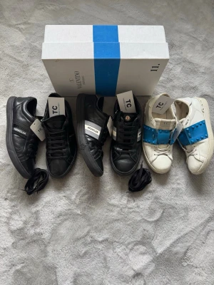 Valentino skor - Säljer en bulk med 3 par skor – perfekt för dig som vill börja resella! 🔥  Allt på bilden ingår för endast 1 999 kr. Det som syns på bilden medföljer, inklusive extra snören och box till Valentino-skorna.  📏 Storlekar:  * Moncler-skorna längst till vänster: 42 * Skorna i mitten: 45 * Det andra paret: 41  Hör gärna av er vid frågor! 📩  Passa på att fynda innan de tar slut!  Mvh, Trend Closet 🙌
