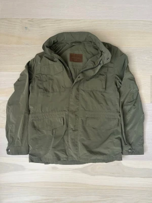 Massimo Dutti jacka  - Field jacket ifårn Massimo Dutti. Olivgrön. Inprincip helt ny. Storlek M. Modellen på bilden är 185 och väger 78. Hör av dig vid minsta lilla fundering! 