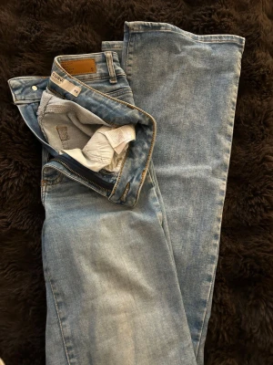 Ljusblåa högmidjade jeans från Cubus 🩵  - Säljer dessa ljusblåa jeans eftersom de inte kommer till användning längre, men är i bra skick!! Kontakta mig privat vid intresse, pris kan definitivt diskuteras 