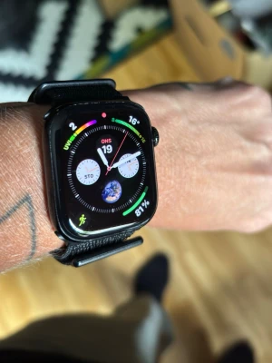 Apple Watch 10 - Snygg svart smartklocka av märket Apple Watch 10, och ett svart tygarmband. Klockan har en modern design med rundade hörn och digital display som visar tid, datum och aktivitetsdata. Perfekt för dig som vill ha koll på både hälsa och notiser direkt på handleden.           Det tillkommer 12 st armband som man lätt kan byta ut till, vilket kan vara lite kul. 🤩                                       Inga repor, laddsladd tillkommer också givetvis!