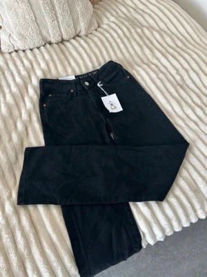 Low straight mid waist 990 nya - jeans low straight mid waist straight leg 990 Storlek 24/32 Nya med prislapp (699kr) Inga anmärkningar!