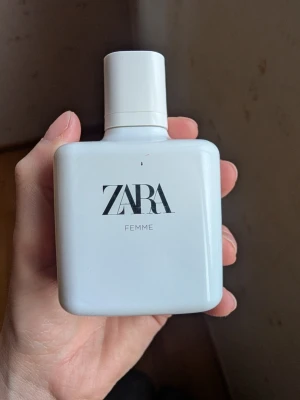 ZARA Femme Eau de Toilette 100 ml - ZARA Femme Eau de Toilette 100 ml. Sprayad en handfull gånger så i princip ny. 