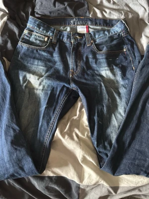 Japansk denim - Parasuco  - Säljer nu mina blåa jeans i japanskt denim från parasuco (straight fit) efter som att de börjar bli på gränsen till för små 🥹Jag personligen älskar detta par och önskar att de passade mig haha. Jag har haft de i cirka ett år och har bara gått igenom 2/3 tvättar (tror 2) vet ej hur personen innan mig tog hand om de. Men de är väldigt fina och priset går att diskutera en anning.