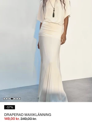 SÖKES: Ljus draperad långklänning - Söker denna klänning i ljusbeige i stlk S eller M